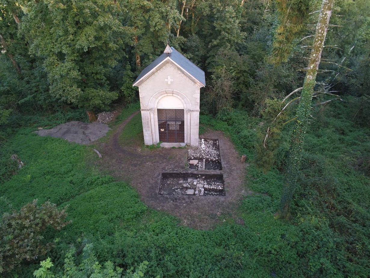 Photo de fouilles réalisées sur la grande île du lac d'Aiguebelette © Quentin Burgunter-Delamare, 2023
