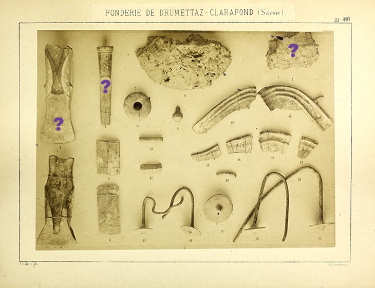 Photo des 22 objets composant le dépôt de Drumettaz-Clarafond en 1878. Les objets manquants sont signalés avec des points d'interrogation.