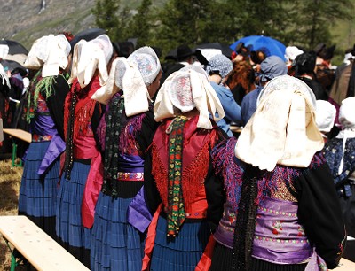 Photographie de femmes de dos portant des costumes traditionnels de Savoie © Solenne Paul - Département de la Savoie