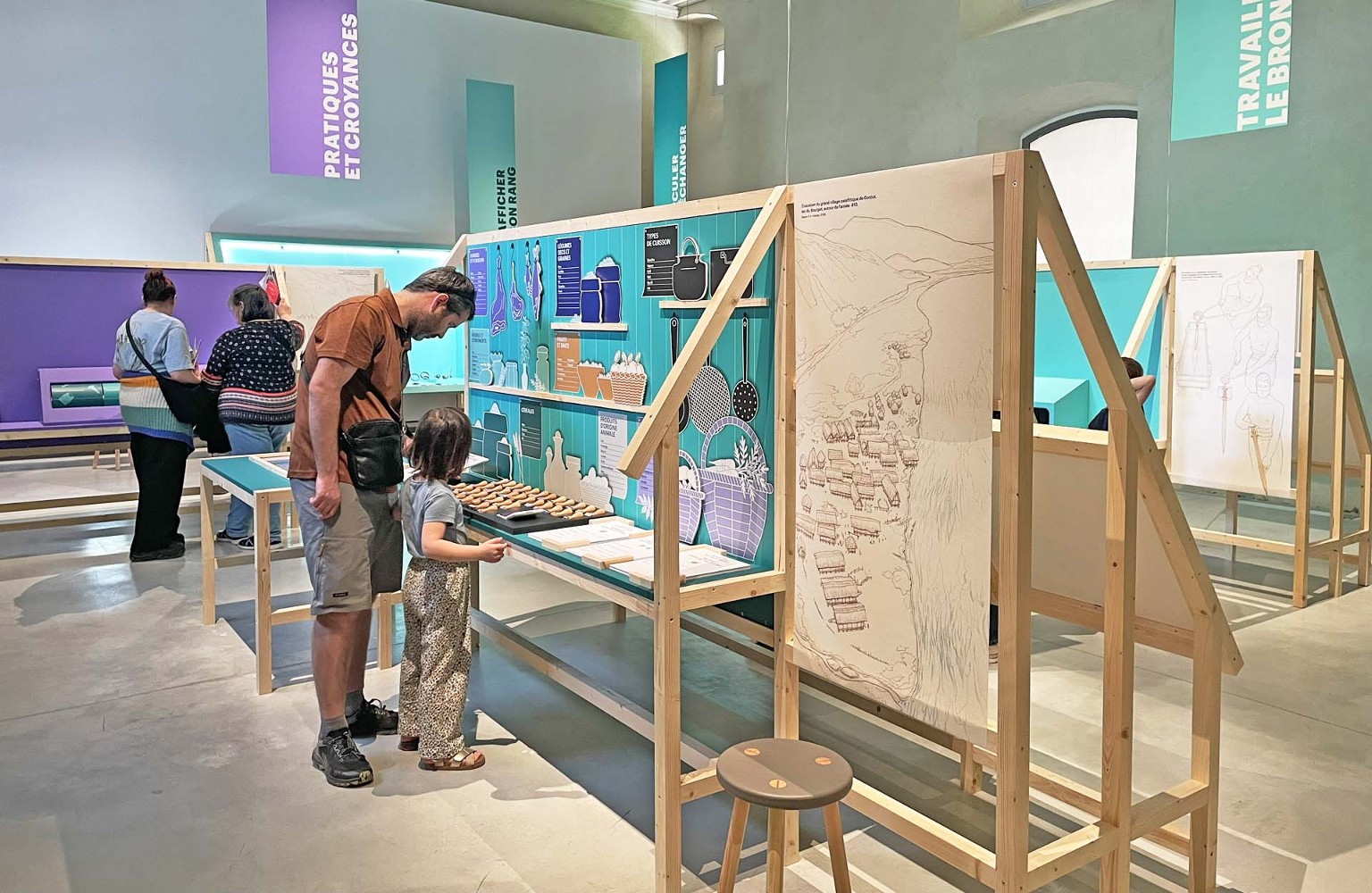 Visiteurs dans l'exposition "Bronze, l'âge retrouvé"