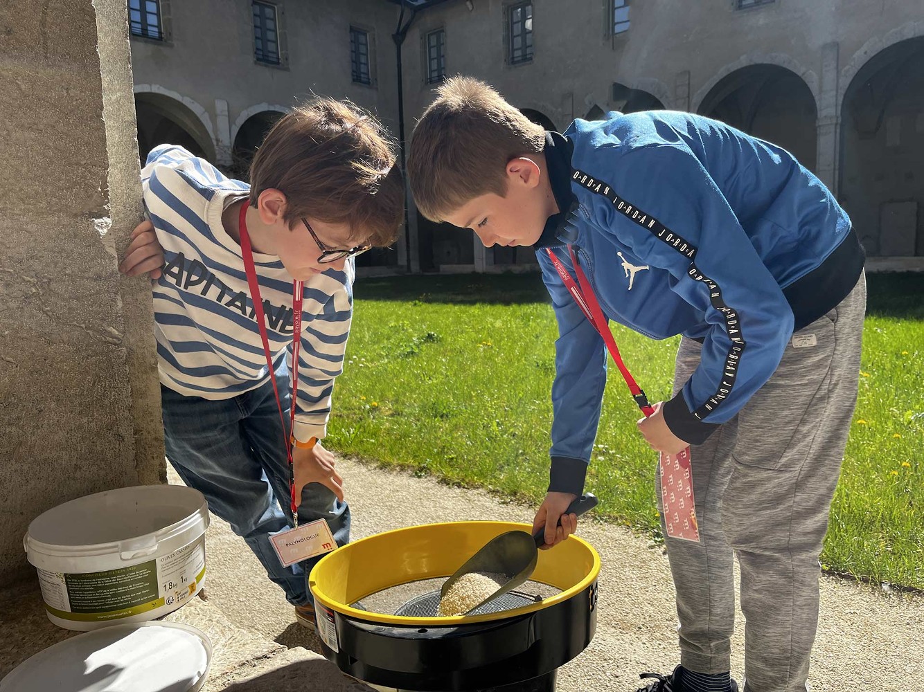 Photo de deux enfants participant à un atelier découverte de l'archéologie au Musée Savoisien