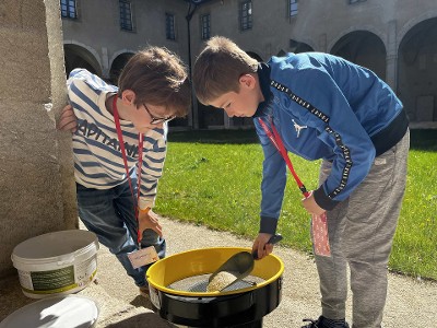 Photo de deux enfants participant à un atelier découverte de l'archéologie au Musée Savoisien
