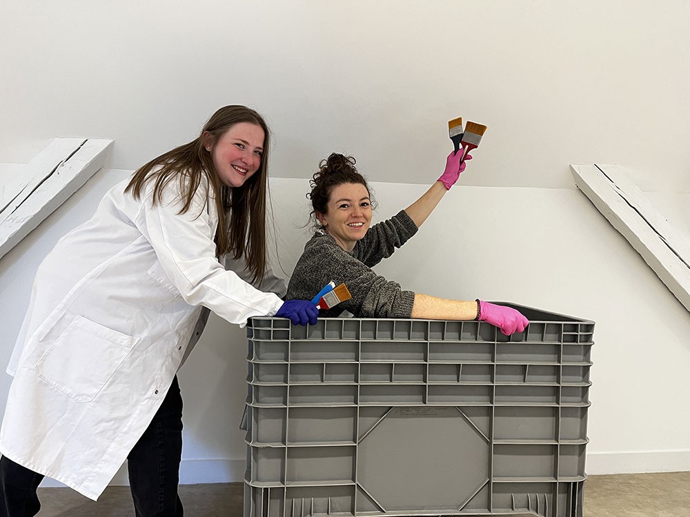 Photo de deux agents de la conservation des collections du Musée Savoisien
