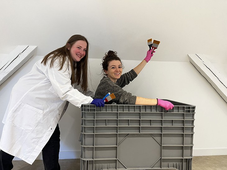 Photo des deux agents responsables du chantier des collections au Musée Savoisien