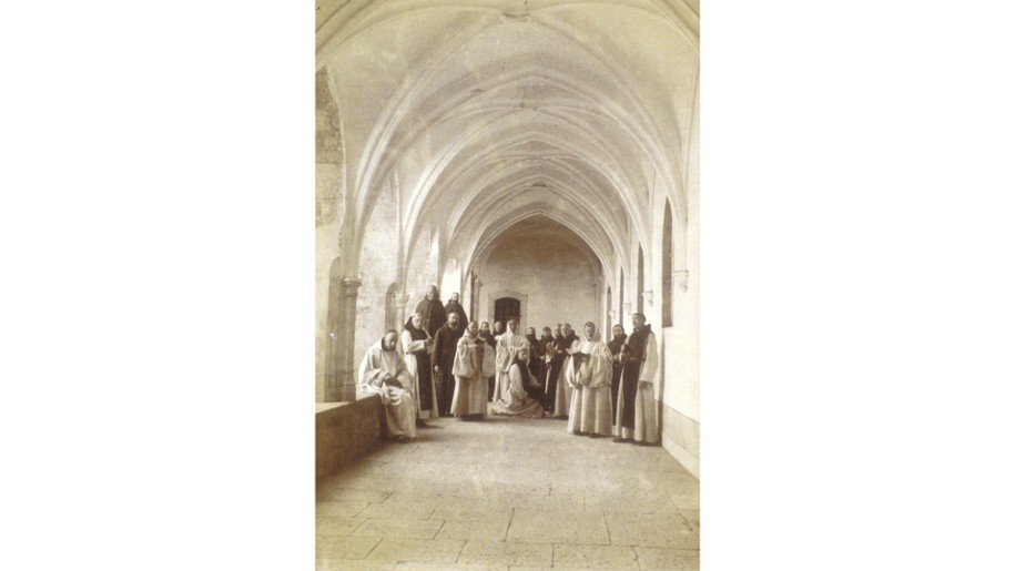 Moines cisterciens dans la galerie ouest du cloître. Photographie de Louis Demay, 1881.
