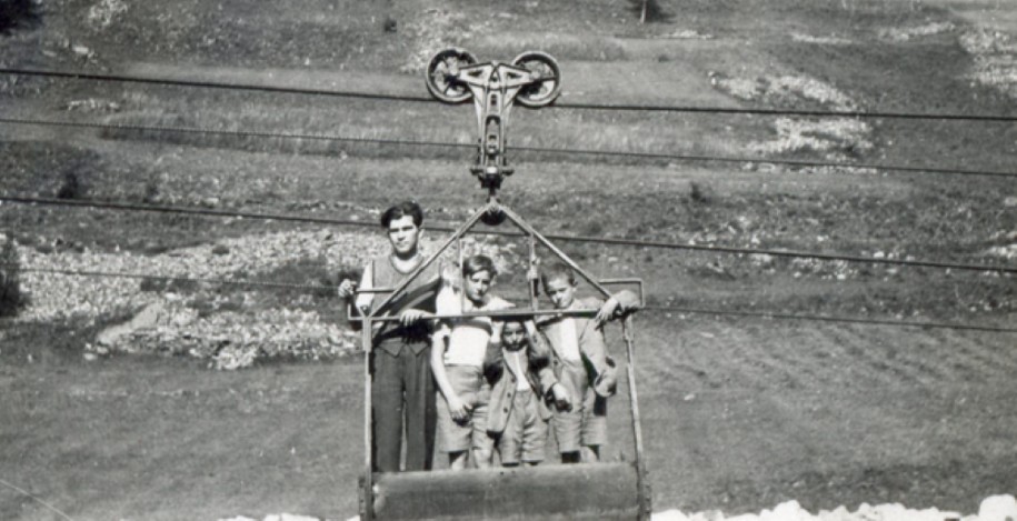 Téléporteur pour le transport du minerai, 1935. Dès 1810, l’activité minière se répartit sur trois sites : le minerai est extrait à la Plagne, transformé à la Roche et fondu à Conflans.