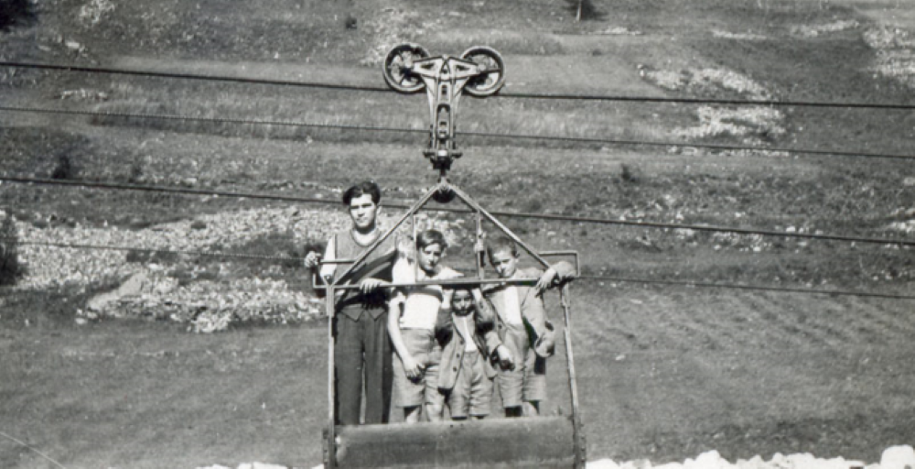 Téléporteur pour le transport du minerai, 1935. Dès 1810, l’activité minière se répartit sur trois sites : le minerai est extrait à la Plagne, transformé à la Roche et fondu à Conflans.