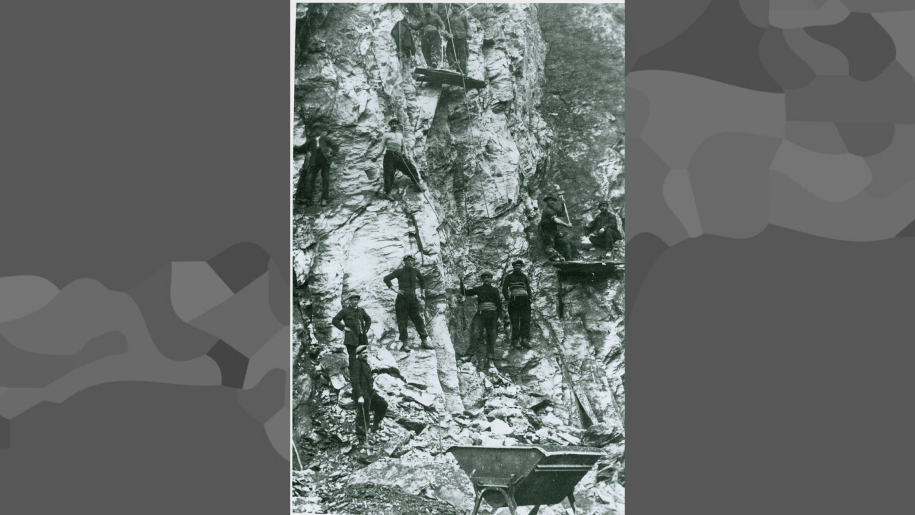 Mineurs suspendus dans le vide, 19e siècle. Les mineurs sont régulièrement dans le vide pour suivre le filon.