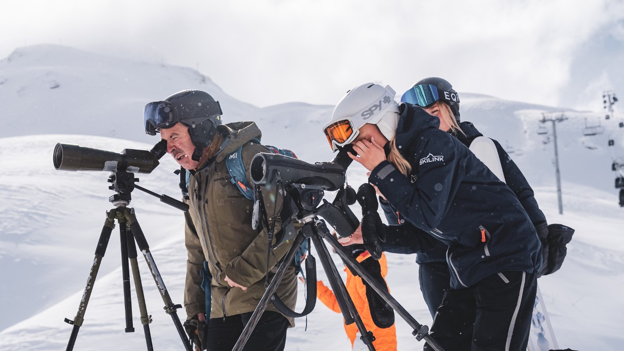 Observation de la faune hivernale à la longue-vue lors du rendez-vous avec les agents du Parc National de la Vanoise à Val d'Isère