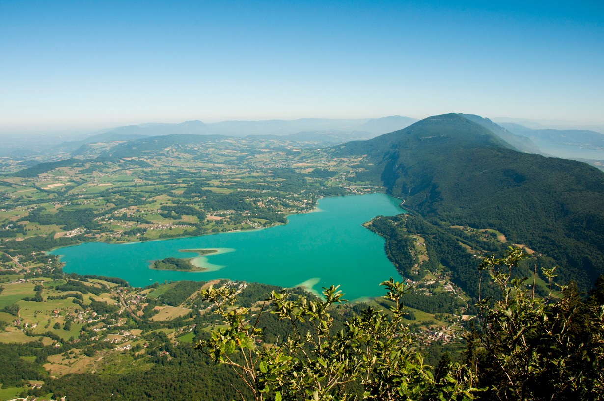 Le lac d'Aiguebelette vu du Mont Grêle