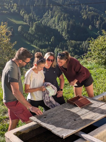 Une équipe en train de résoudre une énigme